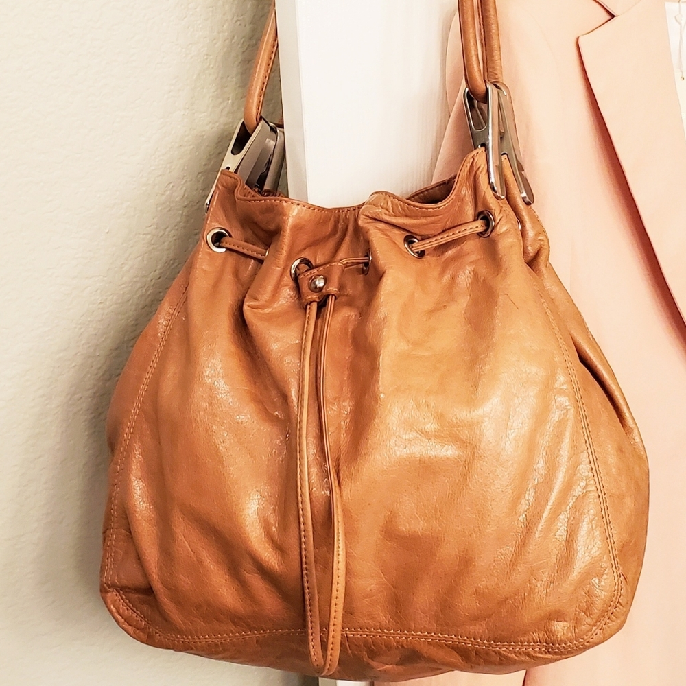 🔥Nicoli Italian Leather Bucket Hobo - Perfect! 💕